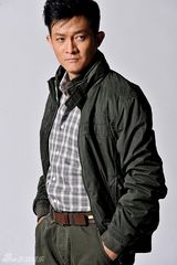 组图：杨志刚秋装写真 夹克装粗犷干练显男人魅力