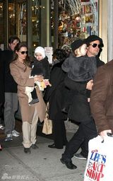 组图：皮特朱莉携双胞胎现身 两岁小儿粉嫩可爱