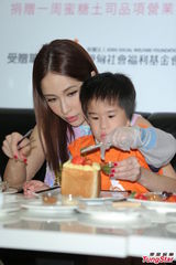 组图：萧亚轩亮相甜品店积极投身公益