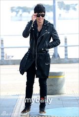 组图：韩星玄彬赴泰国见粉丝 傲娇卖萌心情好