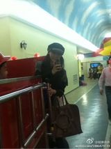 组图：Lucas变装成警察游玩神气可爱