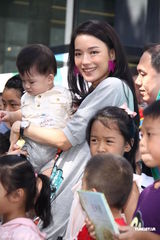 组图：舒淇不回应感情事 当妈五分钟直喊累