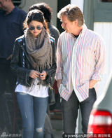 组图：赛琳娜与63岁大叔谈笑风生 痛甩比伯阴影