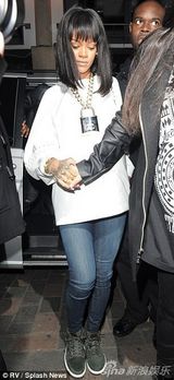 组图：蕾哈娜真空现身露美背 与绯闻男友分头走