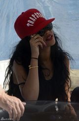 组图：蕾哈娜黑裙现身意大利欢乐坐游艇