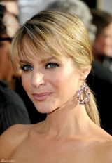 高清图：杰斯-琳吉斯硕大彩色钻石耳环引人注目