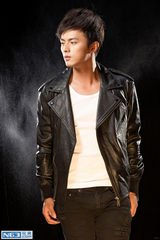 组图：叶祖新曝型男写真 显硬朗帅气男人风