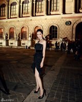 组图：吴佩慈征战巴黎时装周 抹胸黑裙时尚性感