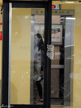 组图：姚晨挺大肚用餐 老公曹郁细心呵护