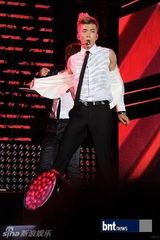 组图：众韩星开唱 EXO-K霸气T-ara性感