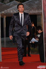 组图：冯德伦亮相红毯 笑容满面不惧分手传言