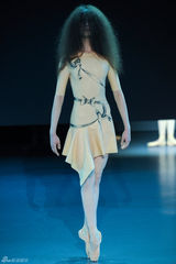 组图：荷兰芭蕾舞团时尚走秀 复古鬼魅感有趣