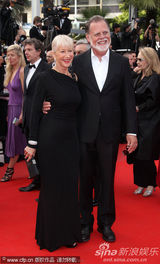 幻灯图集：海伦-米伦携丈夫恩爱亮相戛纳红毯