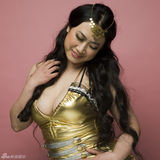 幻灯图：芙蓉姐姐再登封面 涉足艺术拍娇羞写真