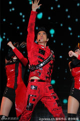 组图：王力宏开唱高空秀琴技 轻捏辣妹舞伴手腕