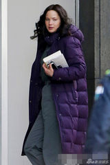 组图：劳伦斯披紫袄现身片场 素颜显知性气质