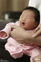 组图：谷祖琳剖腹产女取名刘心 新生女儿笑容甜