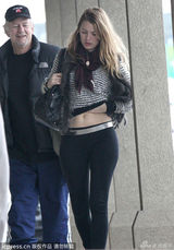 组图：绯闻女孩布莱克携夫出行 当街掀衣抓痒