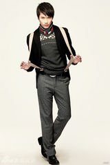 幻灯图：《GQ》携手潮男朱梓骁 不羁形象引领时尚