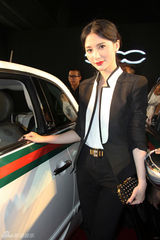 组图：熊乃瑾中性装扮出席活动干练帅气