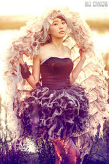 组图：孙耀琦霓虹写真别致风格