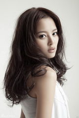 组图：辛芷蕾掀韩流回潮  乱发撩人气质优雅