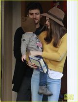 组图：奥兰多一家圣诞节串门儿 米兰达抱儿子靓丽现身