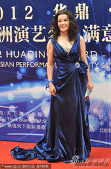 组图：刘晓庆深V长裙性感亮相华鼎奖红毯