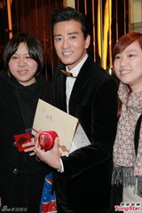 陈晓东与新婚妻子见媒体 深情一吻场面感动(图)