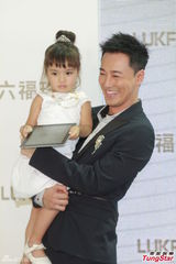 组图：电眼女娃迷倒林峰 萌生当爸念头