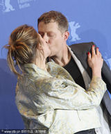 幻灯图集：《强盗》柏林记者会 男女主角拥吻抢镜