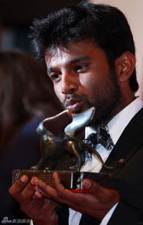 组图：威尼斯电影节闭幕 获奖者后台高举奖杯