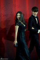 高清：金宇彬朴信惠装点国剧盛典 携手亮相红毯