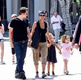 组图：哈利-贝瑞牵手未婚夫 全家其乐融融