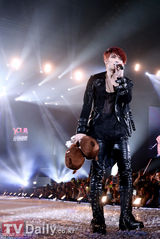 组图：JYJ金在中南京巡演拿玩具熊卖萌