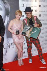 组图：滨崎步签写真集慈善义卖 绯闻男友默契相伴