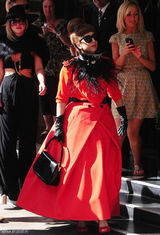 组图：Lady Gaga红裙扮贵妇 反季节穿衣雷人