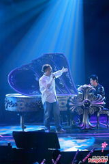 组图：周杰伦香港演唱会落幕 陈奕迅台上力挺