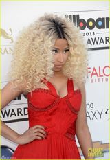 组图：麻辣鸡明艳红裙似芭比 爆乳装浑圆双球