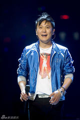 幻灯图：张信哲北京个唱演绎20年经典 打造万人KTV