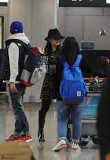 组图：李湘一家三口现身机场 萌萝莉呆坐行李箱