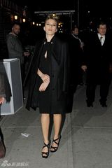 组图：斯嘉丽穿黑色及膝裙裹大衣美丽冻人