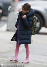 组图：小苏瑞粉红打底裤亮相 独自进学校感孤单