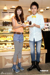 幻灯图：郭美美被曝爱下厨 与黄靖伦DIY杯子蛋糕