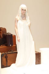 组图：张钧宁全身雪白演绎“空灵仙子”