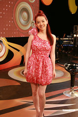 幻灯图集：曾宝仪录影恰逢生日 4Minutes劲歌热舞