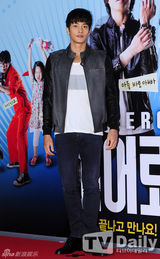 组图：2PM灿盛崔江熙等捧场《Hero》试映会