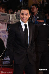 高清：《如梦》剧组亮相红毯 吴彦祖袁泉红毯亲密