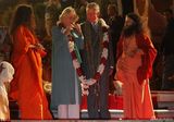 组图:查尔斯夫妇恒河参加宗教仪式戴花环秀恩爱