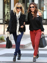 高清组图：好莱坞名媛妮可-里奇街拍马甲保暖